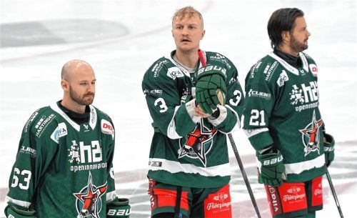 Fulminantes Comeback-Wochenende: Teemu Pulkkinen, hier eingerahmt von Jordan Taupert (links) und Ville Järveläinen (rechts), drückte den Spielen gegen Kaufbeuren und Weißwasser mit drei Toren und drei Assists seinen Stempel auf.Foto Hans-Jürgen Ziegler