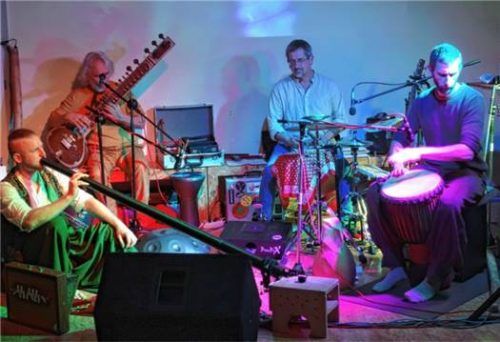 „Gaya“ verbindet Klangelemente aus Indien mit Australien und Afrika. Hinten an der Sitar: Bandgründer Johannes Demmel, unterstützt von Simon Obermaier (links), Dennis Hüwel (rechts) und Michael Memminger (hinten rechts).Foto friedrich