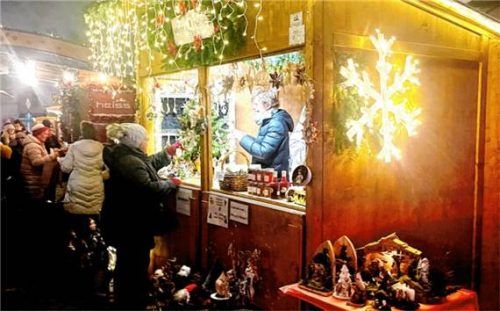 Gebastelte Waren bietet der Helferkreis an. Foto re