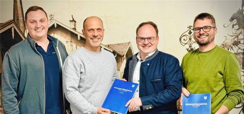 Gedruckte Grundlage: (von links) Franz Kirzeder, ecb-Projektleiter, und Matthias Trenkler, ecb-Geschäftsführer, übergeben die Wärmeplanung an Bürgermeister Andreas Friedrich und Energiewirt Christoph Kurz vom Markt Prien.Foto  re