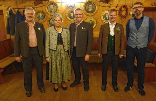Geehrt wurden (von links) Miche Schmid, Vroni Huber und Sepp Lackerschmid. Rottaus Schützenmeister Christian Kern und Bürgermeister Stefan Kattari freuten sich darüber. Foto re