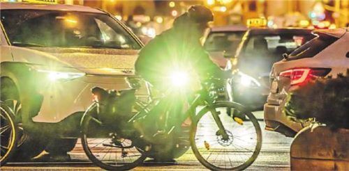 Gefährliche alternative Mobilität: Viele Radfahrer fühlen sich im Stadtverkehr unsicher.Foto  IMAGO