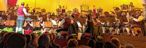 Geführt von ihrem neuen Dirigenten Benedikt Hammerschmid spielte die Musikkapelle Kiefersfelden beim Cäcilienkonzert groß auf.Fotos  Hoffmann