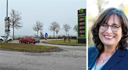 Gegenüber der Tankstelle in Kraiburg soll ein neuer Edeka-Markt gebaut werden. Welche Chance sich damit noch für die Gemeinde Kraiburg bietet, erklärte Bürgermeisterin Petra Jackl. Foto Lohmann/Andrea Drees
