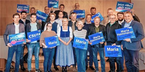 Gehen mit ehrgeizigen Zielen in den Wahlkampf: Maria Haimmerer (Mitte) und die CSU-Gemeinderatskandidaten. Foto Nitzsche