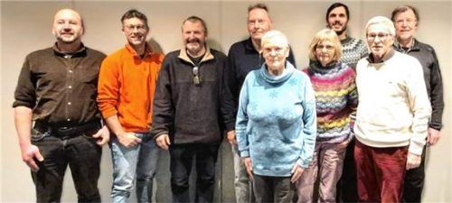 Gemeinderatskandidaten der „Freien Priener“: (hinten von links) Michael Voggenauer, Dr. Bernd Ramming, Martin Aufenanger, Dr. Meinolf Schöberl, Ovidiu Michiu und Bernhard Kuhn sowie (vorne von links) Ute Becker, Barbara Au- fenanger und Klaus Wenzel. Foto re