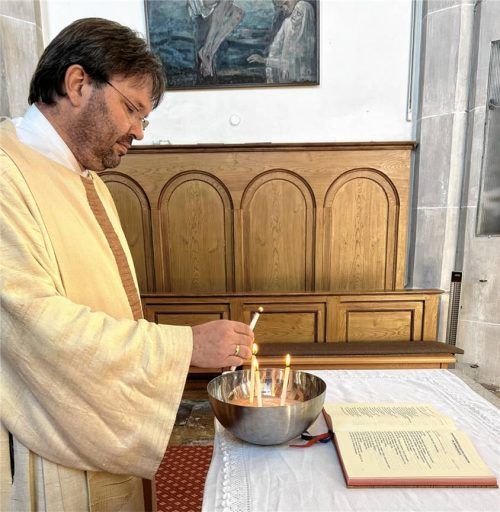 Gemeindereferent Tobias Gaiser versucht in den Wort-Schätze-Gottesdiensten, die Besucher in besonderer Weise mit einzubinden.Foto Pfarrgemeinde Riedering