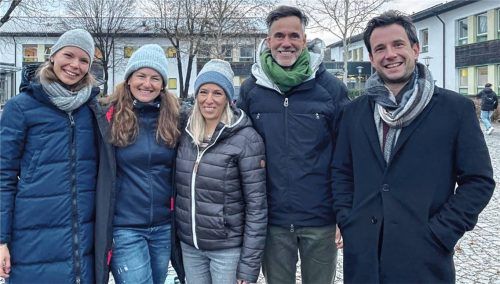 Gemeinsam kreativ: (von links) Julia Kneißl, Anna Schlemer, Kristin Lindemann, August Pflugfelder und Fabian König kandidieren für unterschiedliche Parteien für den Priener Gemeinderat, sind aber alle in der neu gegründeten Initiative „KomMit“ – die auch außerhalb des kommunalen Parlaments aktiv sein will. Foto privat/näp