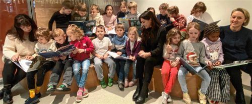 Gemeinsam lesen in der Sitzecke: (von links) Hedi Westphal, Schulleiterin Kathrin Baumeister und Lehrerin Bettina von Delius mit Schülern im Lesecafé. Foto Kotter