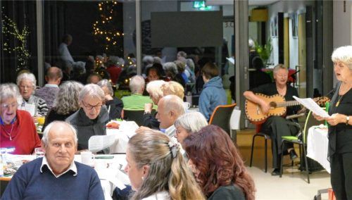 Gemeinsam sangen die Gäste bekannte Weihnachtslieder.Foto DB