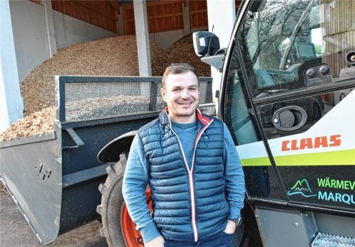 Georg Hacher, Vorsitzender der „Wärmeversorgung Marquartstein KU“, berichtet vom Stand der Arbeiten. Foto wunderlich