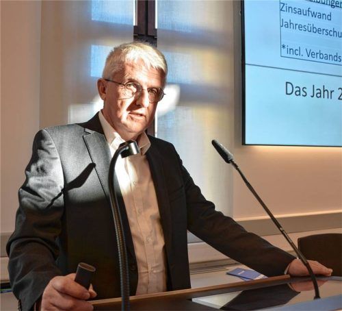 Geschäftsführer Lothar Wagner berichtet in der Verbandsversammlung des „Zweckverbands Heimat.Chiemgau“. Foto kretzmer-Diepold