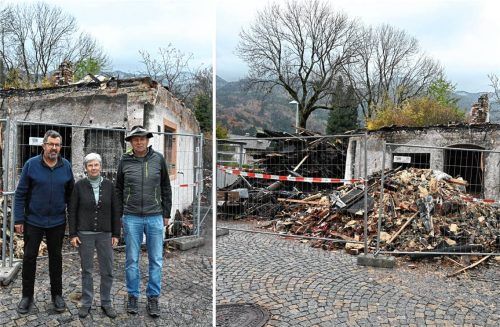 Geschäftsführer Sebastian Pertl, Dr. Dr. Andrea Kohl, Vorsitzende des Fördervereins des Bergbauernladens, und Marktleiter Wolfgang Schwaiger haben nach dem verheerenden Brand im Oktober neue Pläne. Foto Baumeister