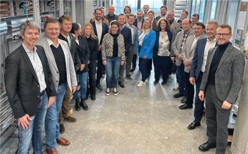 Geschäftsführerin Denise Schurzmann (Mitte, hellblauer Blazer) beim Rundgang mit Rosenheims Oberbürgermeister Andreas März und IHK-Hauptgeschäftsführer Dr. Manfred Gößl.Foto Kirchner