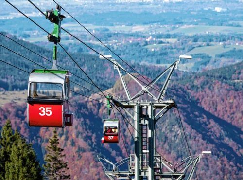 Gondeln der Kampenwandbahn fahren zur Berg- beziehungsweise Talstation. Foto dpa