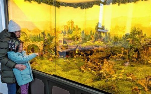 Groß sind die Augen der kleinen und großen Besucher vor der Kieferer Krippe.Foto Hoffmann