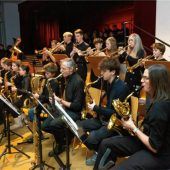 Schüler, Lehrer und Eltern musizieren in Bestform