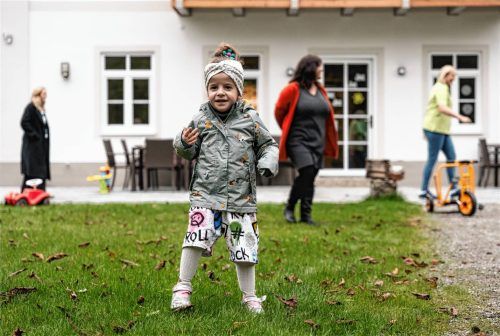 Großer Glücksmoment: Hanna kann sich im Haus Marini in Brannenburg ganz alleine auf den Beinen halten. Foto Simon Haupt