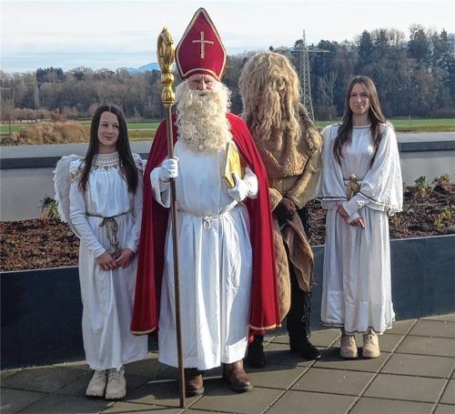 Großer Wert wird auf einen traditionellen Nikolausauftritt gelegt: Der Nikolaus erscheint natürlich als Bischof mit Mitra und Bischofsstab. Foto RE
