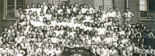 Gruppenfoto im jüdischen DP-Lager, frühere Pionierkaserne, circa 1947. Foto Stadtarchiv Rosenheim, SLG 74