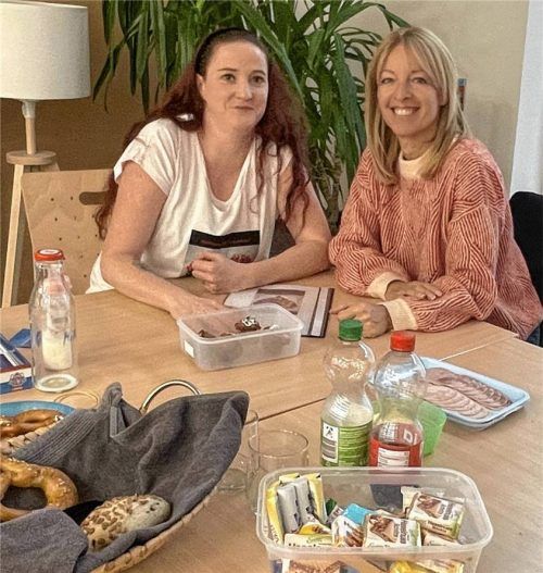 Gruppenleiterin Christina Blantz und Co-Leiterin Karin Wastlhuber beim gemütlichen Frühstück der Selbsthilfegruppe für Eltern von Kindern mit Autismus in den Räumen der Awo Traunstein. Foto  Nägele