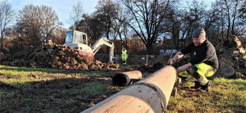 Das Leitungsnetz ist nicht auf dem neuesten Stand. Erst im Dezember 2025 mussten die Mitarbeiter des Bauhofs einen größeren Rohrbruch flicken. SPD-Stadtrat Ulrich Geltinger befürchtet in den nächsten Jahren weitere große Investitionen. Foto Josef Enzinger