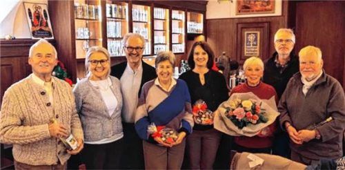 Halten dem Theaterverein schon lange die Treue: (von links) Hans Veit, Trixi Gaschke, Jogi Gaschke, Brigitte Veit, Carola Heinrich, Renate Benner, Heinz W. Göppelhuber und Georg Böhm.Foto Theater Rosenheim