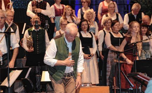 Hans Berger verabschiedet sich in Dankbarkeit vom Rosenheimer Publikum. Foto Poll