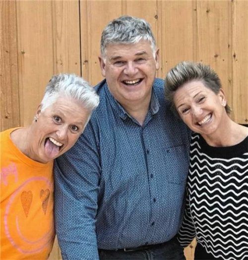 Hans Klinger mit seinen weiblichen Kasperln Gabi Ertl und Petra Wolfsberger (links). Foto Birkhof