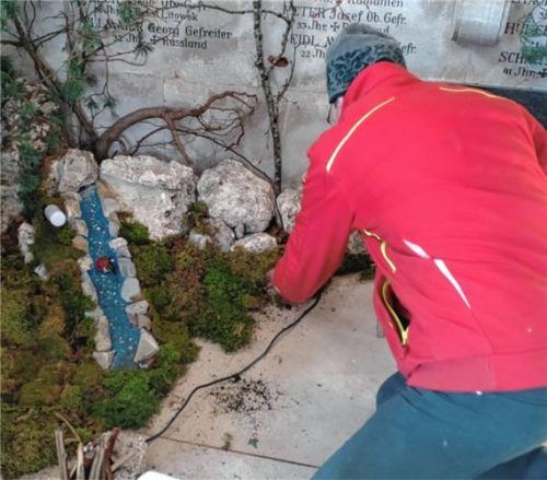 Hans Schmid bei Aufbau und Installation.