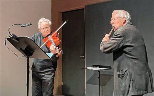 Hariolf Schlichtig (links) und August Zirner ließen sich von Erich Fried musikalisch inspirieren. Foto Kirchner