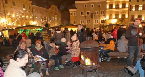 Hauptorganisator Peter Christian genießt mit zahlreichen anderen Besuchern die Wärme am Lagerfeuer.Fotos  Bachmaier