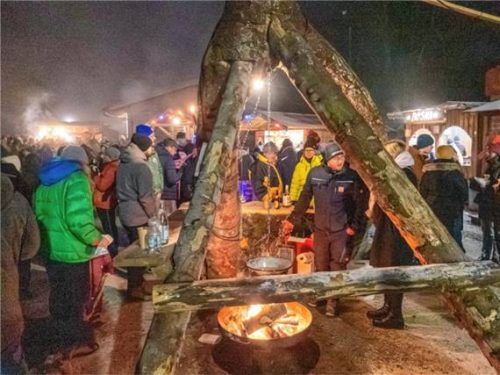 Heimeliges Lagerfeuer und eine Natureisfläche lockten nach Oberwössen.Foto Flug