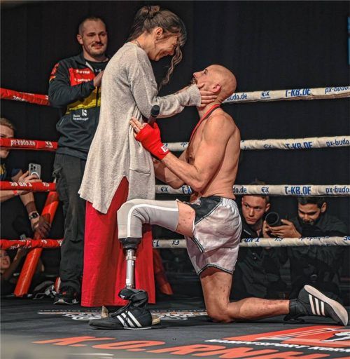 Heiratsantrag nach dem Triumph: Freundin Nadine (links) kann ihr Glück kaum fassen.