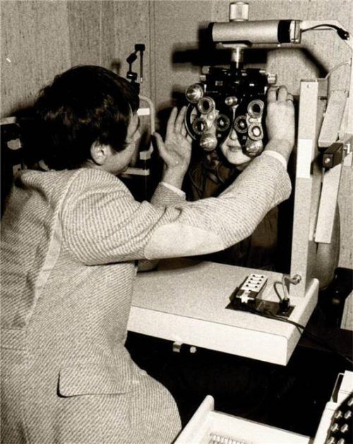 Herbert Trieb passt einem Kunden mit einem Phoropter neue Brillengläser an.