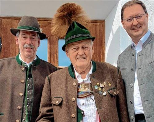 Herzlich gratulierten Gauschützenmeister Helmut Schwarzenböck (links) und Landesschützenmeister Christian Kühn (rechts) dem Geburtstagskind Helmut Wagner.Foto Bauer