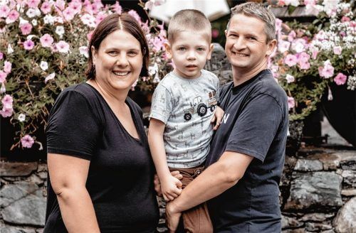 Gehen trotz schlechter Nachrichten der Ärzte kurz vor Weihnachten mit viel Hoffnung und Zuversicht ins neue Jahr: Manuela und Markus Reitberger mit Sohn Martin. Foto re