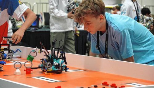 Hohe Pulsfrequenz bei Jakob Kern: Eine kleine Last hat der Roboter beim Run schon eingesammelt, hoffentlich schafft er auch noch die anderen – um sie dann in einer Ecke des Spieltisches wieder abzulegen. Foto re