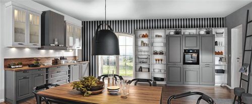 Holz trifft auf Grau und Weiß: Eine moderne und klug geplante Küche lädt zum Kochen und Verweilen ein.