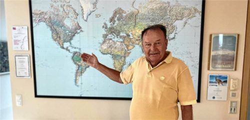 Horst Winter blickt auf ein Leben voller Reisen zurück. Das „Chiemgauer Reisebüro“ in Grassau betreibt er mit seiner Ehefrau Carla seit mehr als 40 Jahren. Foto Deubler