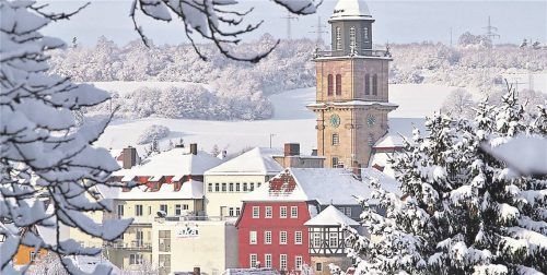 Idyllisch: Im Fachwerkstädtchen Lauterbach (großes Foto) residierte Friedrich Adolf Riedesel (oben links). Fotos CHR. NEUBAUER, JÜRGEN HANITSCH, UM-WERBEPHOTO