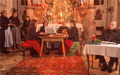 Im Altarraum der Kirche St. Sebastian sangen und spielten der Mitterhamer Frauendreigsang (links) und die Gernbach Zithermusi (Mitte), Diakon Klaus Schießl (rechts) trug zum Advent passende Gedanken vor. Foto hecht