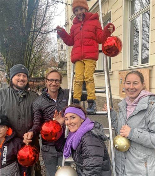 Im Beisein der Elternbeiratsvorsitzenden Claudia Vodermaier (Dritte von links) wurden die XXL-Kugeln aufgehängt. Die Erste durfte die sechsjährige Marvik Martini platzieren. Foto Kotter