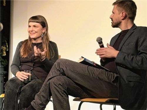 Im Gespräch: Museumsleiter Korbinian Engelmann stellte die TikTokerin und Autorin Susanne Siegert vor. Foto Kreibich