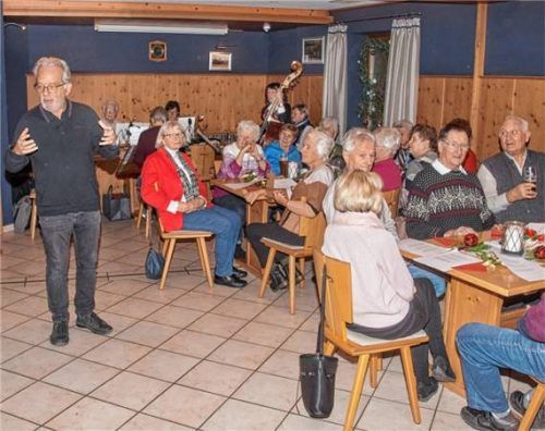 Im Kreuzer-Stüberl traf sich der Seniorenkreis der Pfarrei St. Michael unter Präses Diakon Manfred Scharnagl (Bildmitte), um auf eine Reihe anspruchsvoller Veranstaltungen im Jahr 2025 dankbar zurückzublicken. Foto  Kretschko