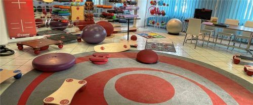 Im Showroom stehen verschiedenste Togu-Produkte – bis zu 800 verschiedene werden in Prien gefertigt.