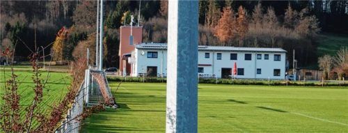 Im südöstlichen Bereich der Trainingsplätze sollen noch zwei weitere Flutlichtmasten aufgestellt werden. Foto Merk