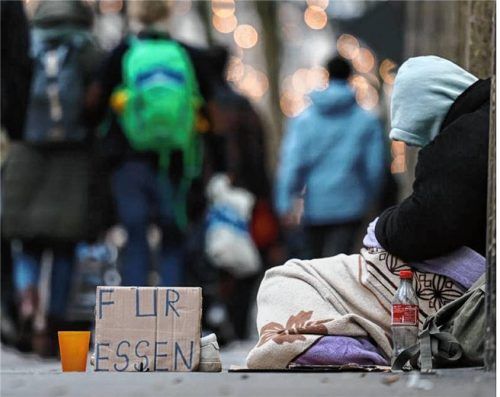 Im Vergleich zu den Vorjahren sollen auf dem Rosenheimer Christkindlmarkt heuer deutlich mehr Bettler unterwegs sein. Foto Montage: Baumeister/dpa/picture alliance/Christian Charisius
