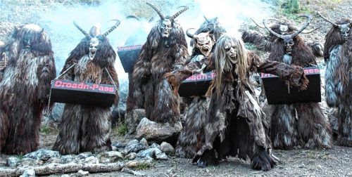 In den Raunächten vertreiben die Perchten in ihren selbst gefertigten Gewändern und Masken die bösen Geister.