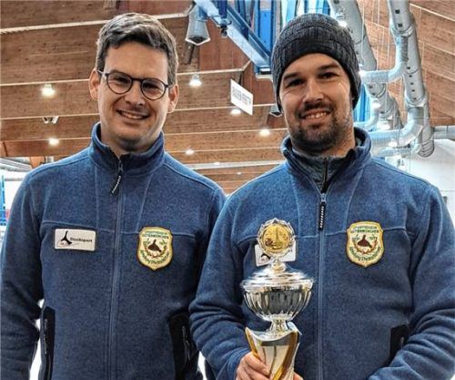In der Besetzung Paul und Sebastian Pronberger (von links) gewann der SV Ostermünchen den Kreispokal im Duo-Mannschaftsspiel. Foto Kamhuber